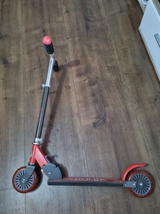 Patín rojo con ruedas