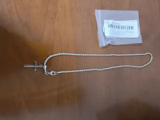 Collar de plata con cruz