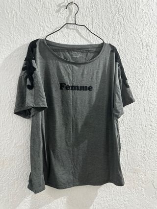 Camiseta gris con bordado Femme