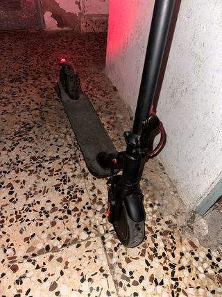 Patinete eléctrico negro