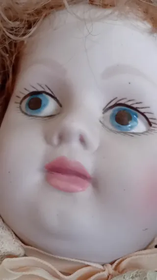 MUÑECA ANTIGUA DE PORCELANA.