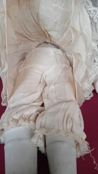 MUÑECA ANTIGUA DE PORCELANA.