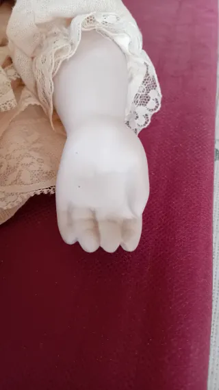 MUÑECA ANTIGUA DE PORCELANA.