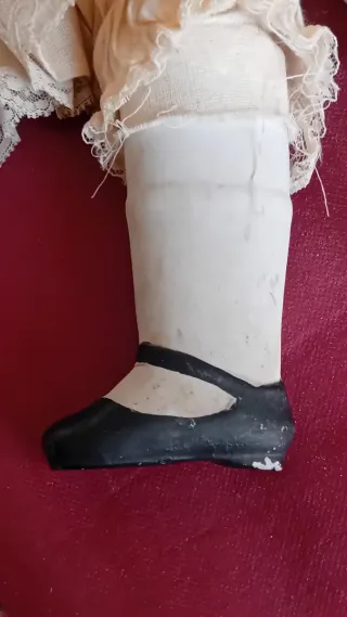 MUÑECA ANTIGUA DE PORCELANA.