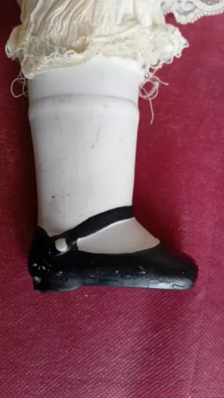 MUÑECA ANTIGUA DE PORCELANA.