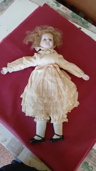 MUÑECA ANTIGUA DE PORCELANA.