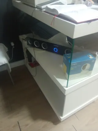 Mostrador blanco con cristal