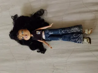 Bambola Bratz con capelli neri e jeans
