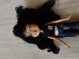 Bambola Bratz con capelli neri e jeans
