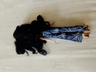 Bambola Bratz con capelli neri e jeans