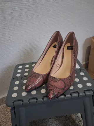 Zapatos de tacón serpiente rosa y marrón