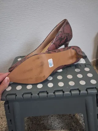 Zapatos de tacón serpiente rosa y marrón