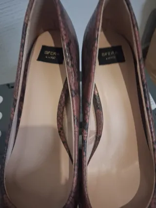 Zapatos de tacón serpiente rosa y marrón