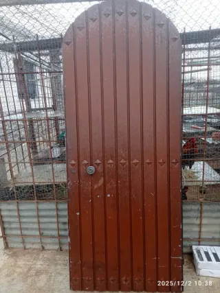 Puerta de duela con cerradura eléctrica