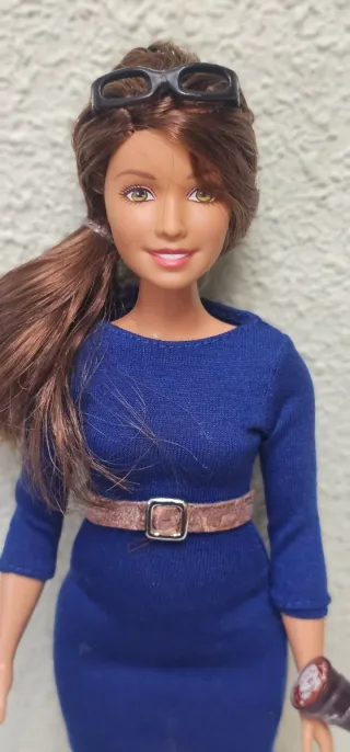 Barbie Curvy con 2 trajes