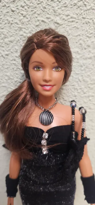 Barbie Curvy con 2 trajes