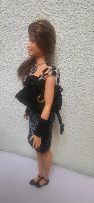 Barbie Curvy con 2 trajes