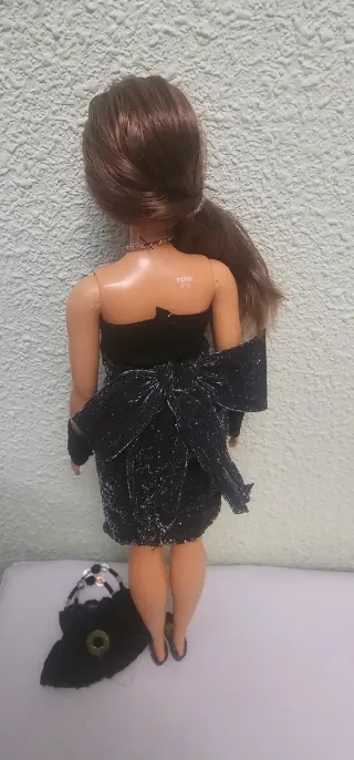 Barbie Curvy con 2 trajes