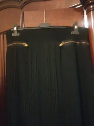 Falda negra con cremalleras doradas