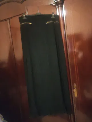 Falda negra con cremalleras doradas