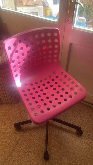 Silla de escritorio rosa con ruedas