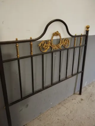 Cabecero antiguo de metal