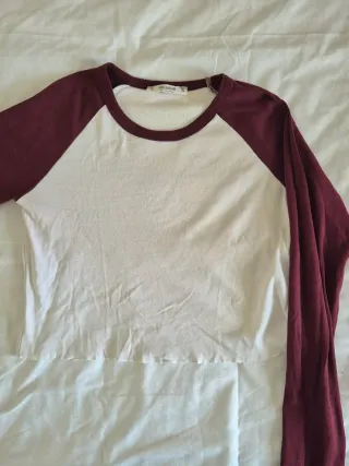 Top manga larga Bershka blanco y burdeos
