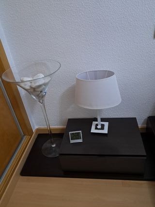 Dormitorio completo tatami, con mesitas, cómoda y