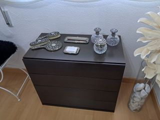 Dormitorio completo tatami, con mesitas, cómoda y