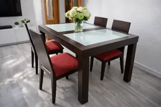 Mesa comedor extensible y 4 sillas madera y crista