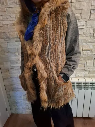 Chaleco de piel de conejo natural. Con capucha