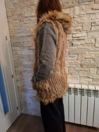Chaleco de piel de conejo natural. Con capucha