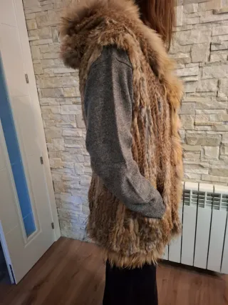 Chaleco de piel de conejo natural. Con capucha