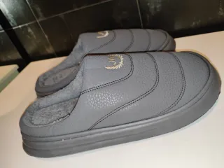 Zapatillas de casa grises con logo