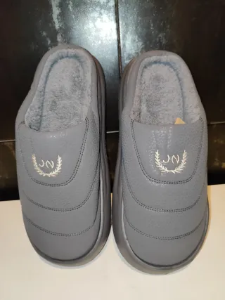 Zapatillas de casa grises con logo