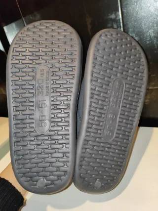 Zapatillas de casa grises con logo
