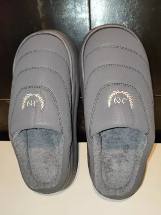 Zapatillas de casa grises con logo