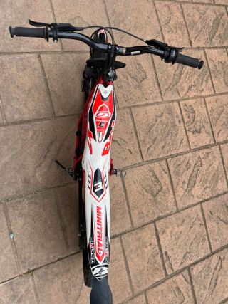 Beta Moto Eléctrica Infantil 16 pulgadas