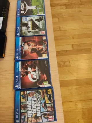 PS4 512GB + 5 Giochi e 2 Controller