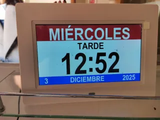 Reloj Digital Día/Hora/Fecha Beige/Rojo