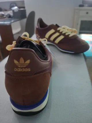 Zapatillas Adidas Marrones y Moradas