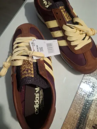 Zapatillas Adidas Marrones y Moradas