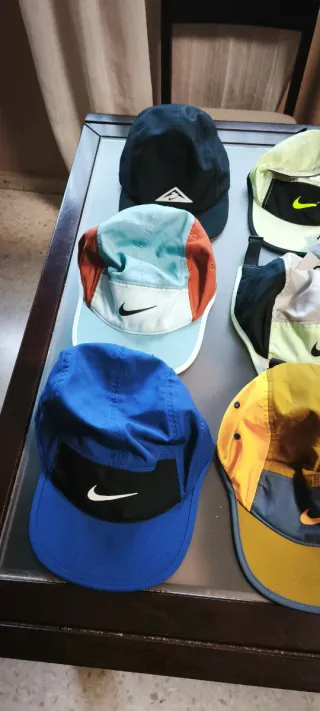 Gorras Nike Dri-Fit Multicolores y Azul