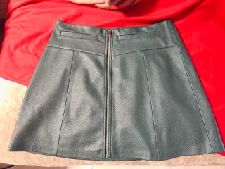 Falda verde con cremallera