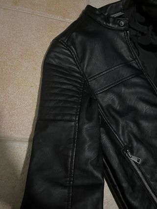 Chaqueta negra de cuero talla XS – como nueva