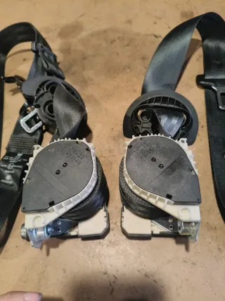 Cinturones traseros Volkswagen Touran Dcho. e Izdo