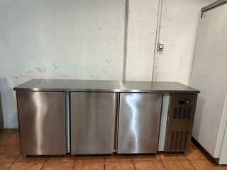 Bajo mostrador 3 puertas CORECO