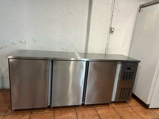 Bajo mostrador 3 puertas CORECO