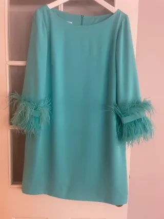 Vestido Carla Ruíz plumas sintéticas manga 3/4