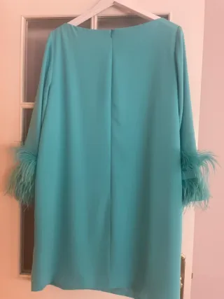 Vestido Carla Ruíz plumas sintéticas manga 3/4